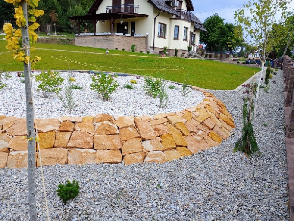 kamień na skarpach